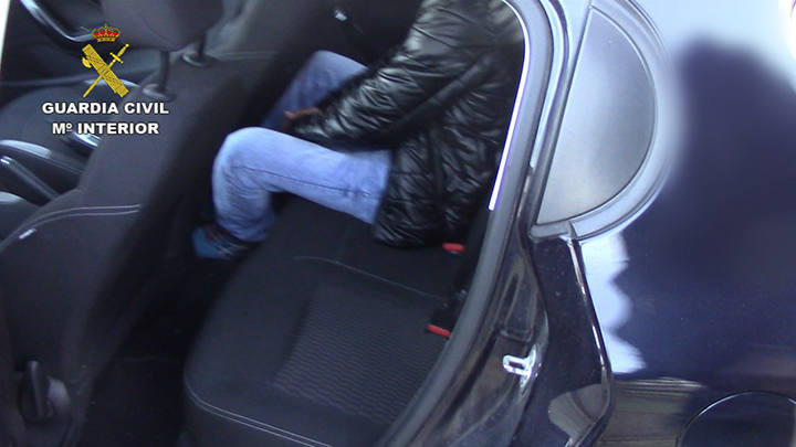 Son sospechosos de delitos contra el derecho de los ciudadanos extranjeros, detención ilegal, pertenencia a organización criminal y contra la salud pública.