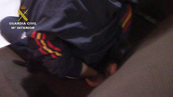 Son sospechosos de delitos contra el derecho de los ciudadanos extranjeros, detención ilegal, pertenencia a organización criminal y contra la salud pública.