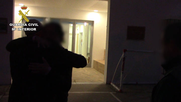 Son sospechosos de delitos contra el derecho de los ciudadanos extranjeros, detención ilegal, pertenencia a organización criminal y contra la salud pública.