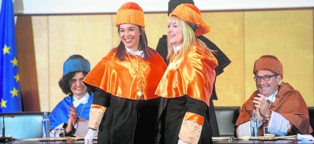 Una de las alumnas recién doctoradas y su profesora, durante el acto en la UPCT. 