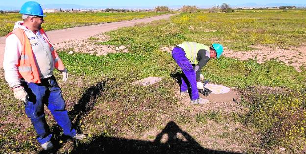 Un obrero sella una arqueta, en Los Camachos, el sábado. 