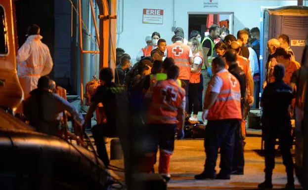 Un grupo de inmigrantes es atendido por miembros de Cruz Roja tras su llegada al puerto de Cartagena, en una imagen de archivo.