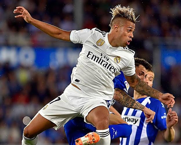 Mariano remata durante el partido ante el Alavés de la primera vuelta. 