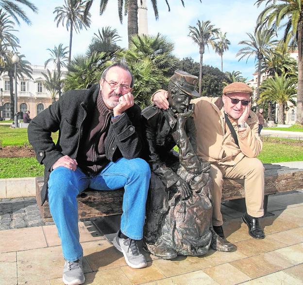 Rogelio García y Joaquín Alcaraz, junto a la figura del soldado de reemplazo. 