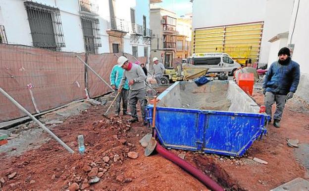 Obreros trabajando en la nueva plaza junto a Santiago. 