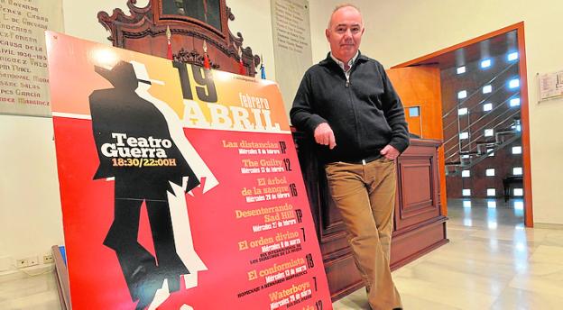 Jesús Martínez, ayer, con el cartel del Cine Club Paradiso. 