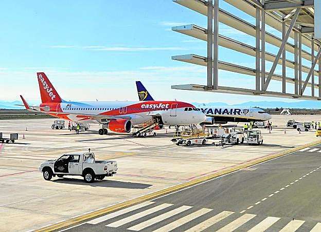 Los dos primeros aviones que estrenaron el aeropuerto de Corvera el pasado día 15. 