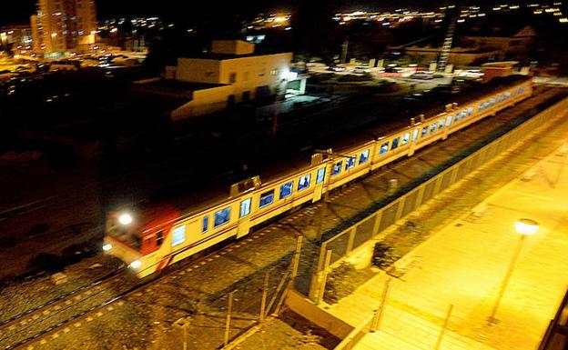 Tren de Cercanías a su paso por Lorca.