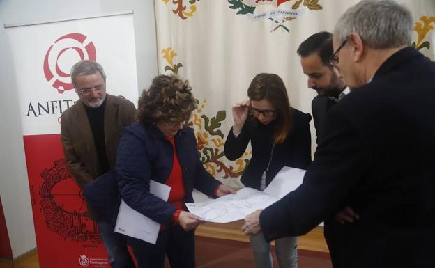 Firma del proyecto del Anfiteatro Romano de Cartagena con la alcaldesa, Ana Belén Castejón.