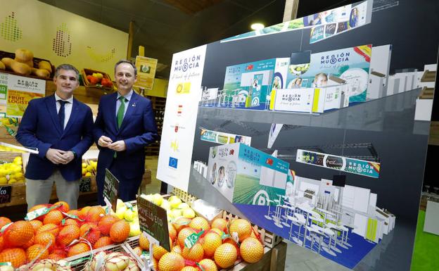 El consejero de Agua, Agricultura, Ganadería y Pesca, Miguel Ángel del Amor, y el consejero de Empleo, Universidades, Empresa y Medio Ambiente, Javier Celdrán, en el espacio que la Región de Murcia tendrá en Fruit Logistica.