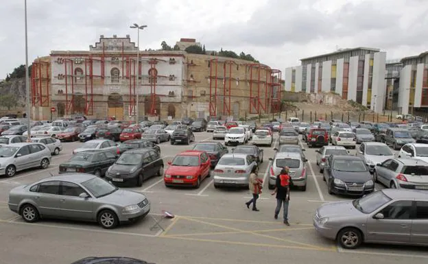 Coches en el campus, frente a la antigua plaza de toros. 