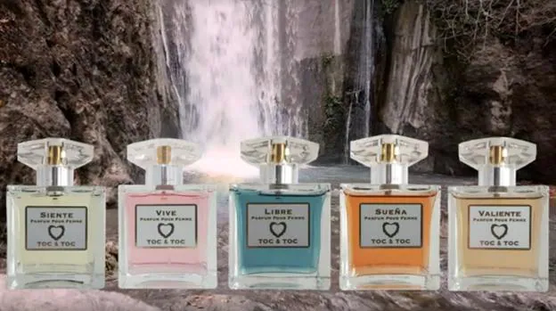 Imagen promocional de los cinco perfumes disponibles.