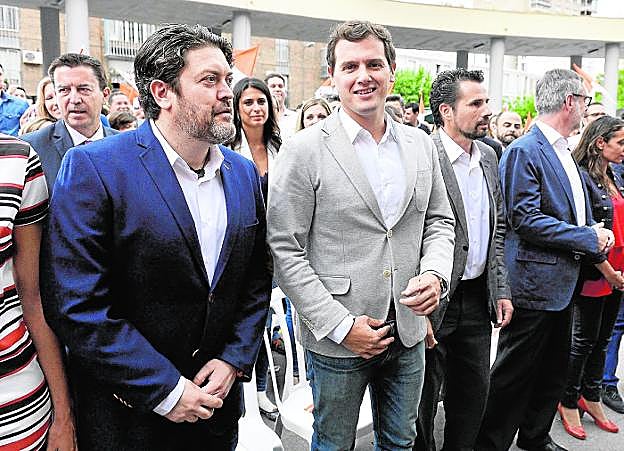 En primera fila, Miguel Sánchez, Albert Rivera, Mario Gómez y José Manuel Villegas, en un acto de Ciudadanos celebrado en Murcia en mayo de 2017. 
