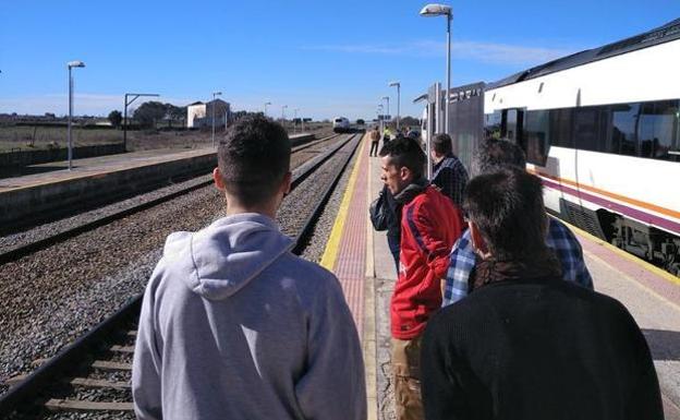 Viajeros esperando en los andenes de la estación de Oropesa, donde se lleva a cabo el cambio de locomotora.