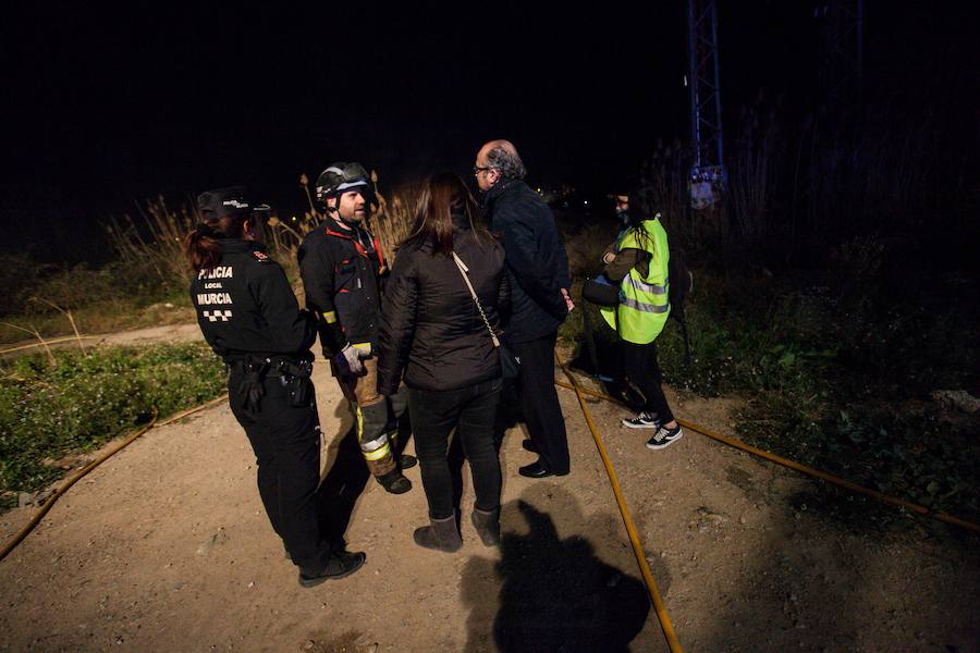 Aunque inicialmente el incendio no parecía de gran gravedad, los fuertes vientos han avivado las llamas y han dificultado su control