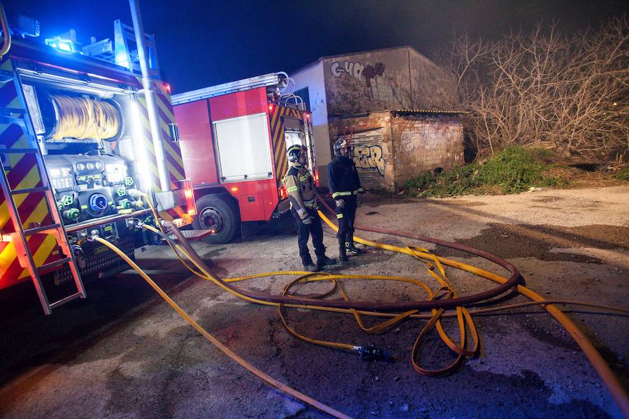 Aunque inicialmente el incendio no parecía de gran gravedad, los fuertes vientos han avivado las llamas y han dificultado su control