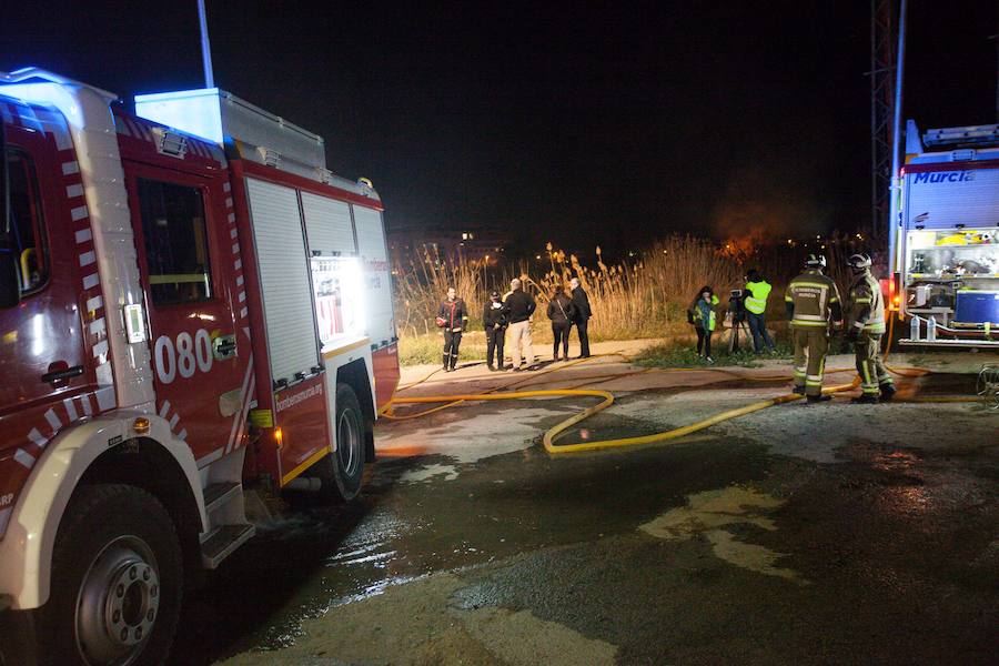 Aunque inicialmente el incendio no parecía de gran gravedad, los fuertes vientos han avivado las llamas y han dificultado su control