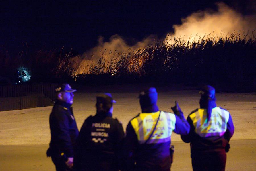 Aunque inicialmente el incendio no parecía de gran gravedad, los fuertes vientos han avivado las llamas y han dificultado su control