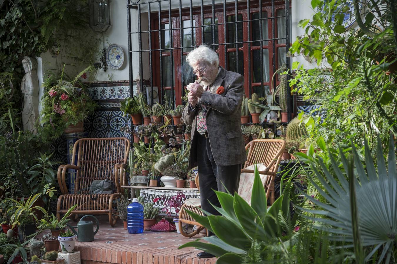 «La mayor parte de lo que se publica actualmente es basura. Yo me paso el día releyendo, sobre todo a los clásicos», dice el autor del poemario 'Una desamparada hermosura'.