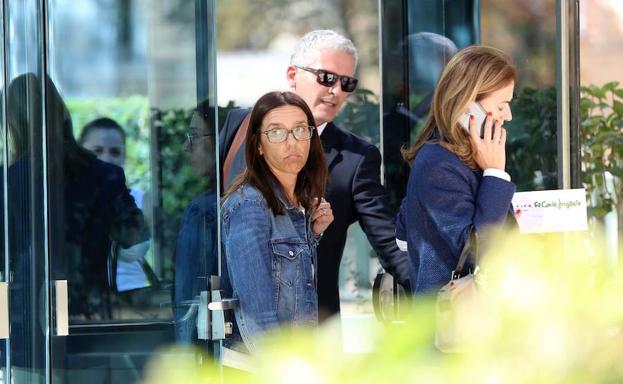 Francisco Ferreño y Mar Conesa, a la izquierda, saliendo de la Audiencia Nacional junto a su abogada. 