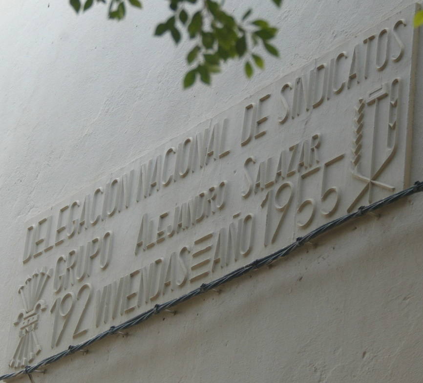 Relieve con símbolos franquistas en Almería.