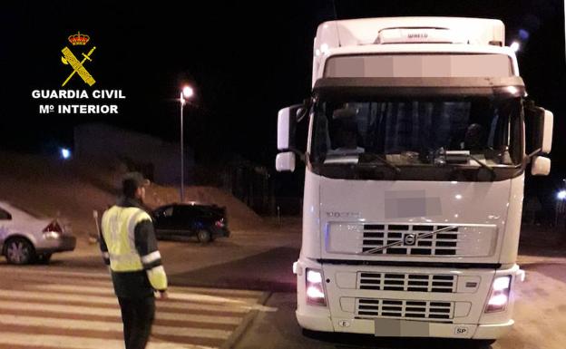 Uno de los agentes de la Guardia Civil que sorprendió a un camionero que quintuplicaba la tasa de alcoholemia mientras circulaba por la carretera N-340, a la altura de Alhama.