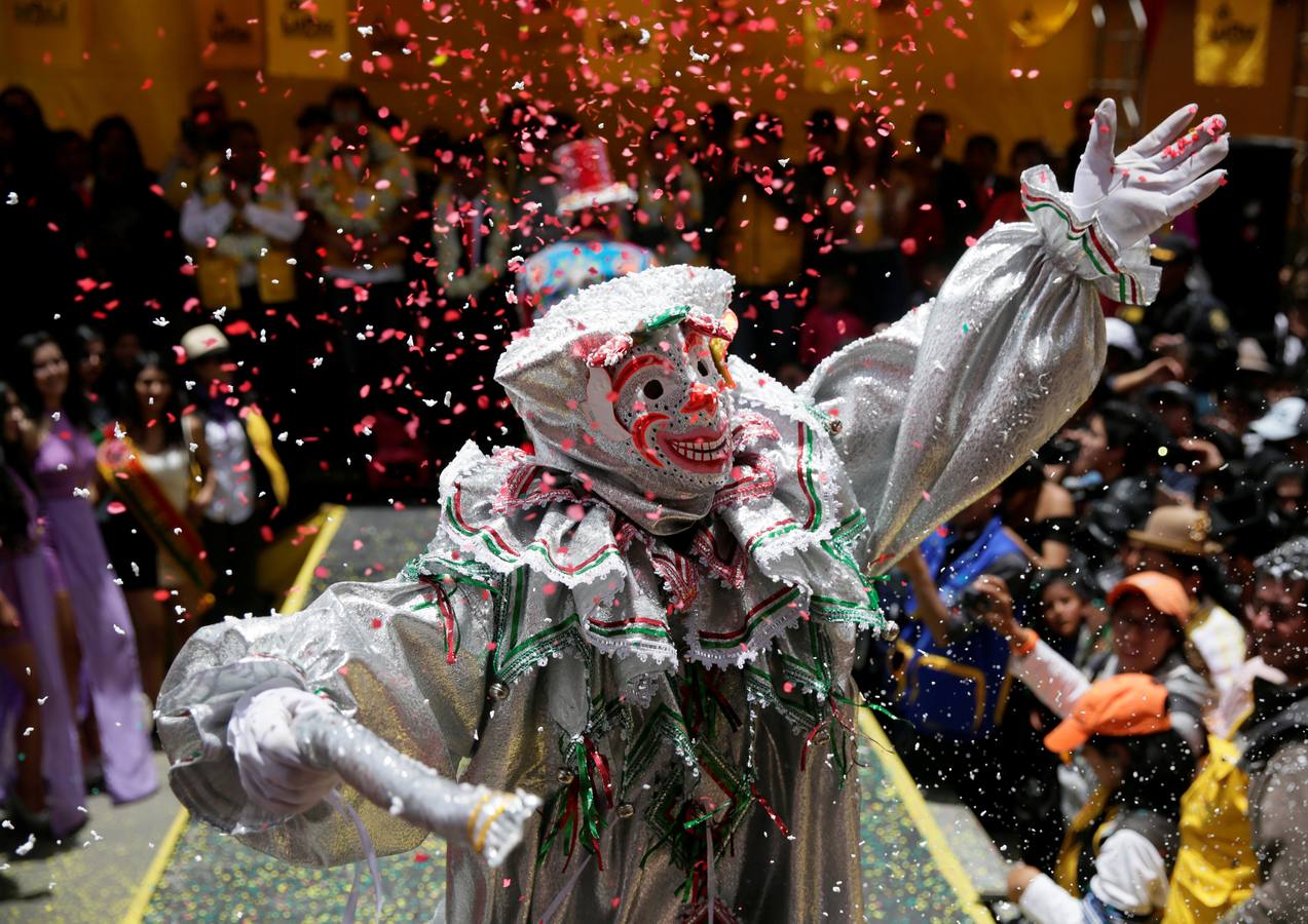 El personaje carnavalesco «El Pepino» saluda durante su tradicional desentierro, que da inicio a las festividades del carnaval de La Paz (Bolivia).