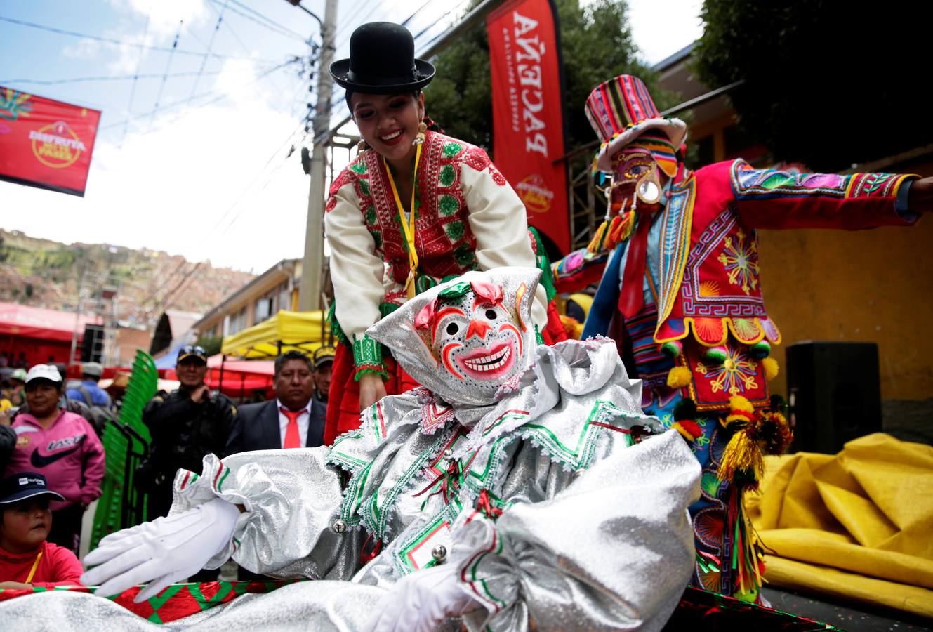 El personaje carnavalesco «El Pepino» saluda durante su tradicional desentierro, que da inicio a las festividades del carnaval de La Paz (Bolivia).