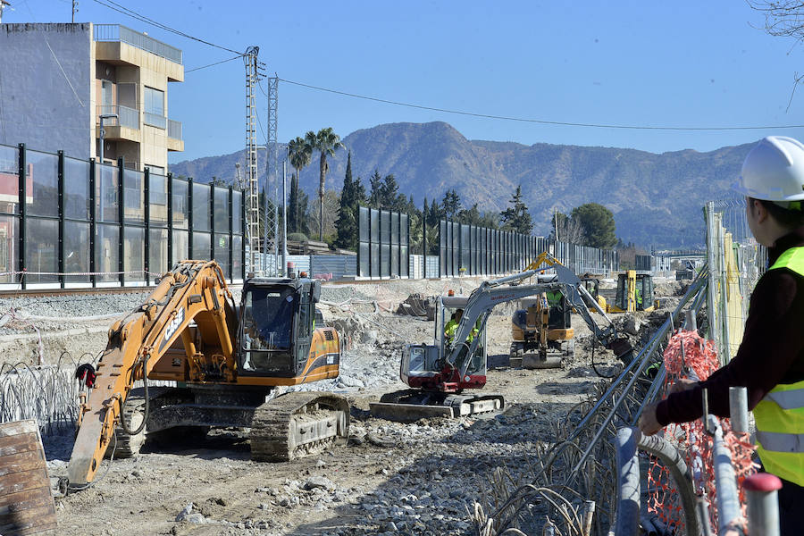 El paso a nivel de Santiago el Mayor permanecerá abierto hasta mediados de abril, según las previsiones de Adif