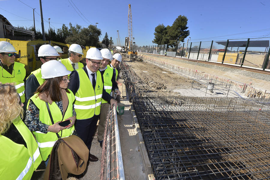 El paso a nivel de Santiago el Mayor permanecerá abierto hasta mediados de abril, según las previsiones de Adif