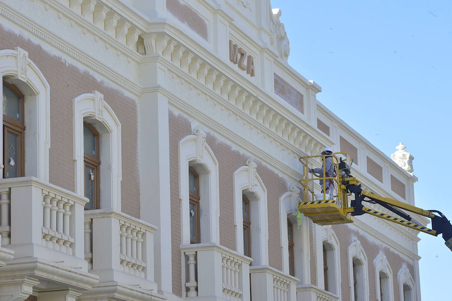 El paso a nivel de Santiago el Mayor permanecerá abierto hasta mediados de abril, según las previsiones de Adif