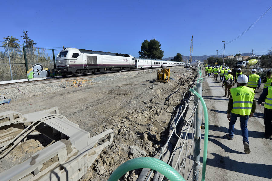 El paso a nivel de Santiago el Mayor permanecerá abierto hasta mediados de abril, según las previsiones de Adif