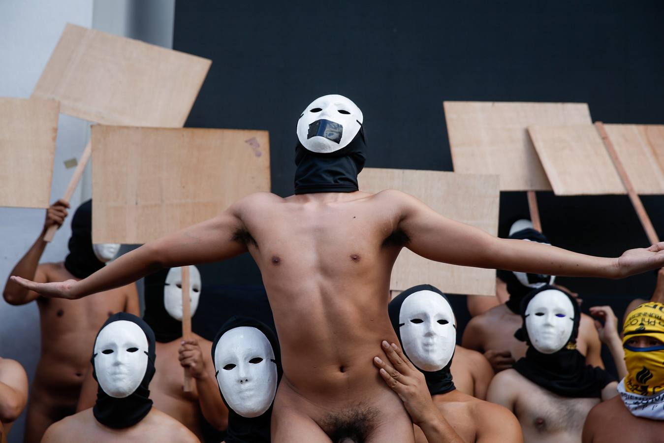 Miembros de la hermandad Alpha Phi Omega (APO) posan desnudos durante la celebración de la tradicional «Carrera de Oblación» en la Universidad de Filipinas. Todos los años, la hermandad celebra esta carrera para crear conciencia social sobre algún tema. El lema de este año es «en tu propio camino», para dar importancia a la libertad de expresión y el derecho de las personas a determinar su propio destino.