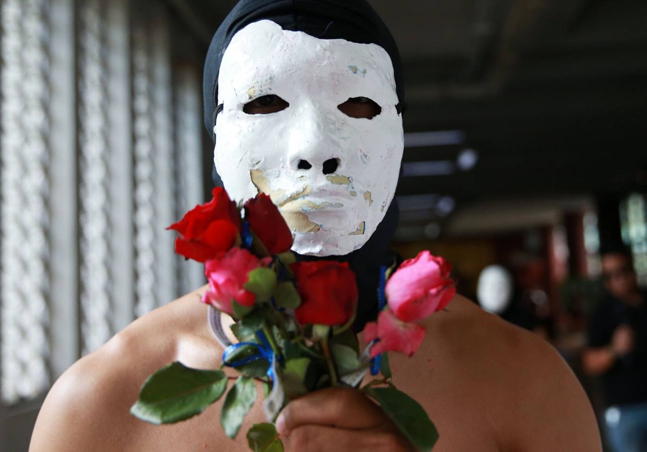 Miembros de la hermandad Alpha Phi Omega (APO) posan desnudos durante la celebración de la tradicional «Carrera de Oblación» en la Universidad de Filipinas. Todos los años, la hermandad celebra esta carrera para crear conciencia social sobre algún tema. El lema de este año es «en tu propio camino», para dar importancia a la libertad de expresión y el derecho de las personas a determinar su propio destino.
