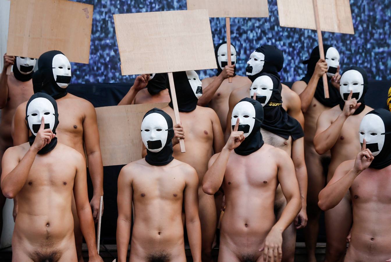 Miembros de la hermandad Alpha Phi Omega (APO) posan desnudos durante la celebración de la tradicional «Carrera de Oblación» en la Universidad de Filipinas. Todos los años, la hermandad celebra esta carrera para crear conciencia social sobre algún tema. El lema de este año es «en tu propio camino», para dar importancia a la libertad de expresión y el derecho de las personas a determinar su propio destino.