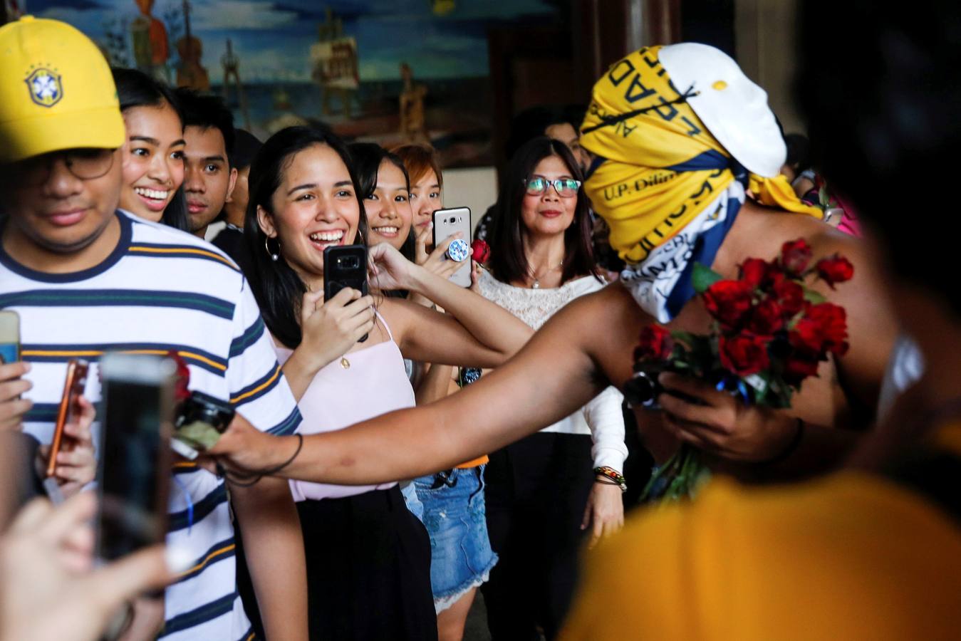 Miembros de la hermandad Alpha Phi Omega (APO) posan desnudos durante la celebración de la tradicional «Carrera de Oblación» en la Universidad de Filipinas. Todos los años, la hermandad celebra esta carrera para crear conciencia social sobre algún tema. El lema de este año es «en tu propio camino», para dar importancia a la libertad de expresión y el derecho de las personas a determinar su propio destino.