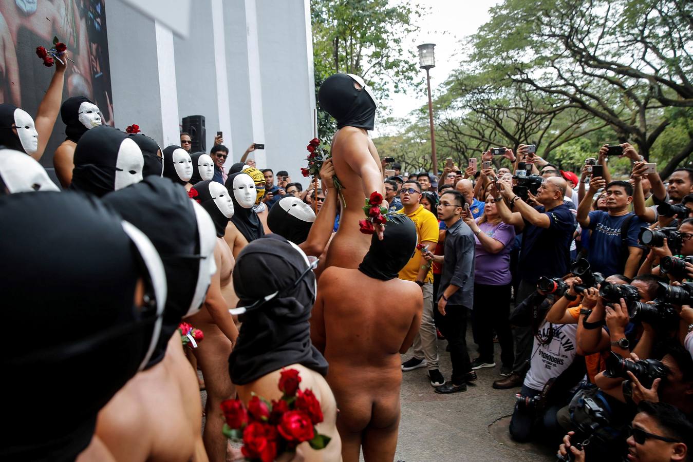 Miembros de la hermandad Alpha Phi Omega (APO) posan desnudos durante la celebración de la tradicional «Carrera de Oblación» en la Universidad de Filipinas. Todos los años, la hermandad celebra esta carrera para crear conciencia social sobre algún tema. El lema de este año es «en tu propio camino», para dar importancia a la libertad de expresión y el derecho de las personas a determinar su propio destino.
