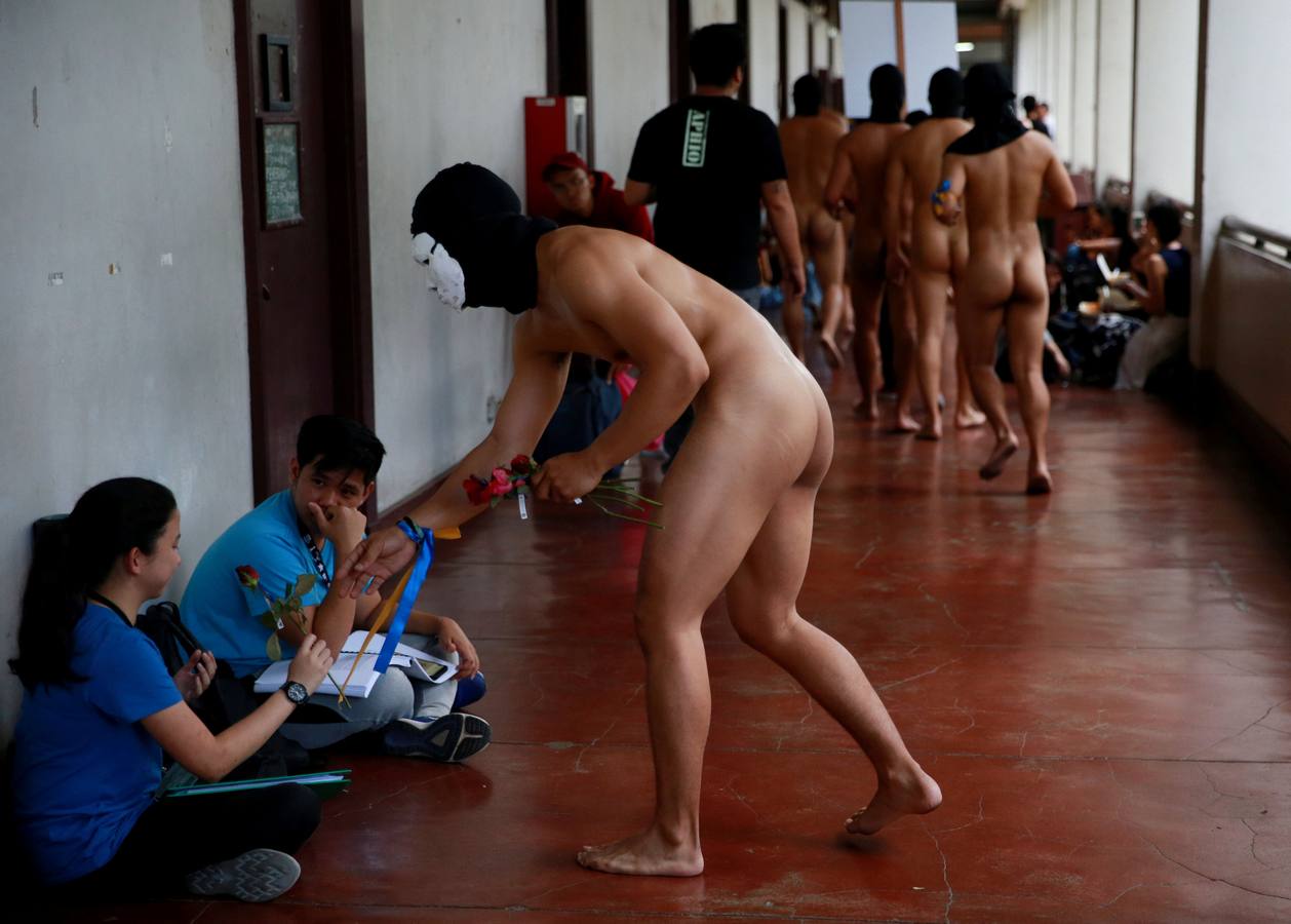 Miembros de la hermandad Alpha Phi Omega (APO) posan desnudos durante la celebración de la tradicional «Carrera de Oblación» en la Universidad de Filipinas. Todos los años, la hermandad celebra esta carrera para crear conciencia social sobre algún tema. El lema de este año es «en tu propio camino», para dar importancia a la libertad de expresión y el derecho de las personas a determinar su propio destino.