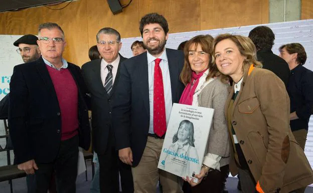 El jefe del Ejecutivo regional, Fernando López Miras, junto a profesores premiados en la campaña 'Gracias, docente'.