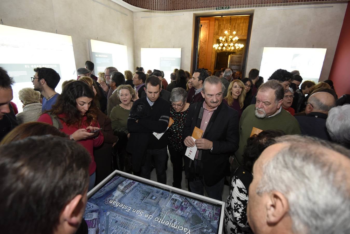 El profesor Jorge Eiroa explicó ayer los descubrimientos realizados hasta el momento.