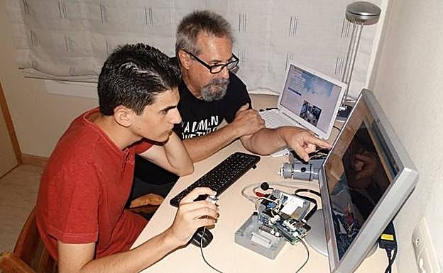 Fernando Asanza y su hijo construyen una estación meteorológica.