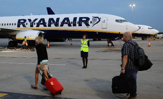 Varios pasajeros se dirigen a un avión de Ryanair en el aeropuerto de Stansted (Londres). 