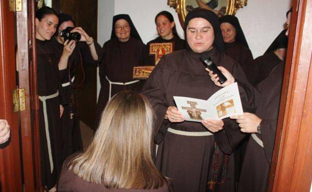 Imagen principal - 1. El convento de las clarisas de Algezares recibe a una nueva aspirante.| 2. Los tres frailes dominicos que abandonaron Murcia. | 3. El franciscano José Hernández Valenzuela (izq.) en el santuario de la Virgen de las Huertas, que su orden abandonó en 2018.