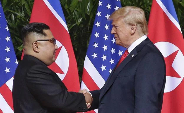 Fotografía de archivo de Donald Trump y Kim Jong-un