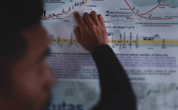 Un emigrante venezolano muestra el mapa de la ruta que los emigrantes siguen durante su éxodo por tierras colombianas.