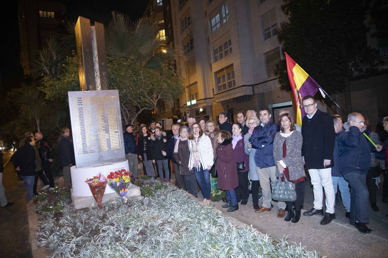 La confluencia de las calles Ronda y Carlos III fue el lugar elegido por la Asociación de la Memoria Histórica de Cartagena para colocar el monolito diseñado por la escultora Natividad Serrano, con la que ayer el colectivo rindió homenaje a los, al menos, 57 cartageneros víctimas de los campos de concentración nazis.