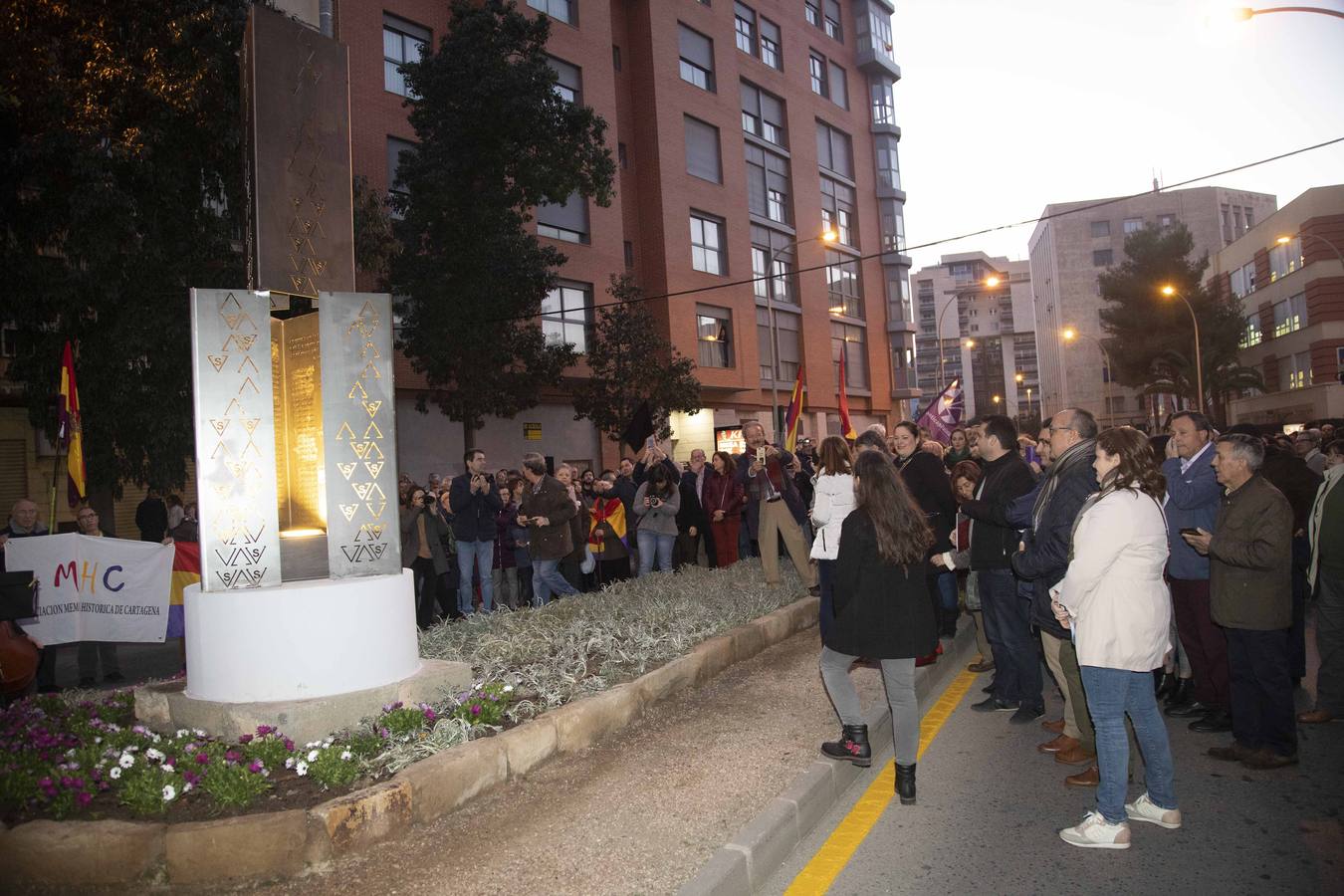 La confluencia de las calles Ronda y Carlos III fue el lugar elegido por la Asociación de la Memoria Histórica de Cartagena para colocar el monolito diseñado por la escultora Natividad Serrano, con la que ayer el colectivo rindió homenaje a los, al menos, 57 cartageneros víctimas de los campos de concentración nazis.