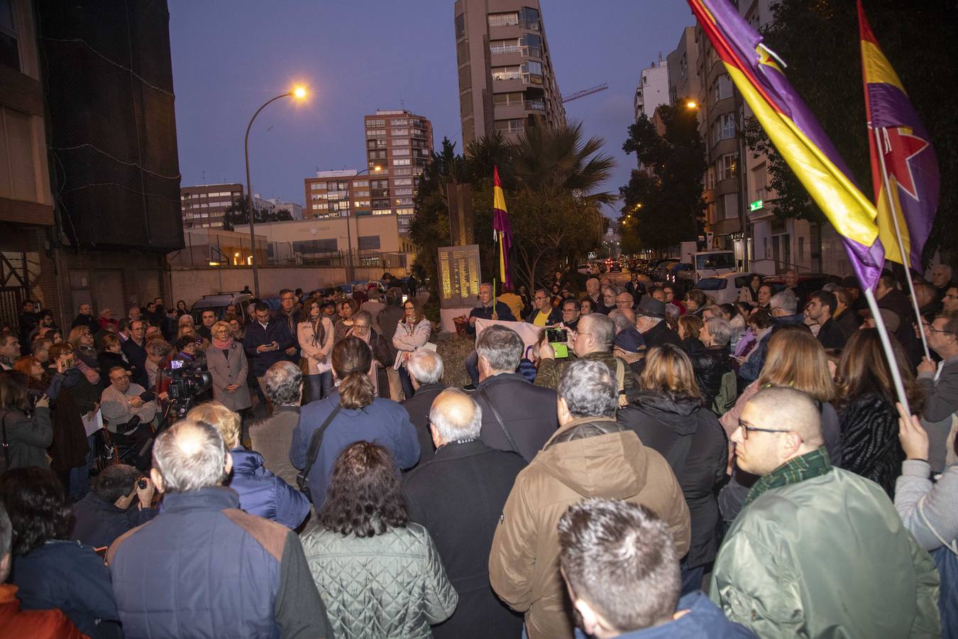 La confluencia de las calles Ronda y Carlos III fue el lugar elegido por la Asociación de la Memoria Histórica de Cartagena para colocar el monolito diseñado por la escultora Natividad Serrano, con la que ayer el colectivo rindió homenaje a los, al menos, 57 cartageneros víctimas de los campos de concentración nazis.