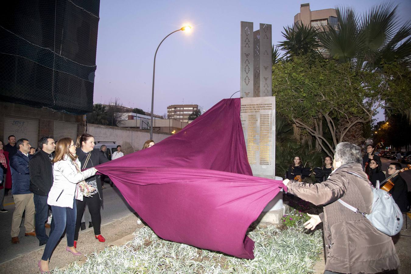 La confluencia de las calles Ronda y Carlos III fue el lugar elegido por la Asociación de la Memoria Histórica de Cartagena para colocar el monolito diseñado por la escultora Natividad Serrano, con la que ayer el colectivo rindió homenaje a los, al menos, 57 cartageneros víctimas de los campos de concentración nazis.