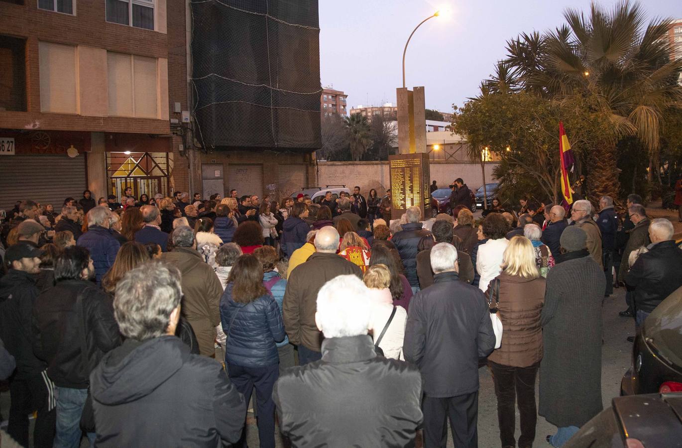 La confluencia de las calles Ronda y Carlos III fue el lugar elegido por la Asociación de la Memoria Histórica de Cartagena para colocar el monolito diseñado por la escultora Natividad Serrano, con la que ayer el colectivo rindió homenaje a los, al menos, 57 cartageneros víctimas de los campos de concentración nazis.